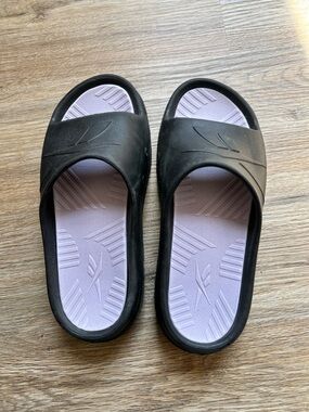 Reebok Women Black Slides with Light Purple Footbed